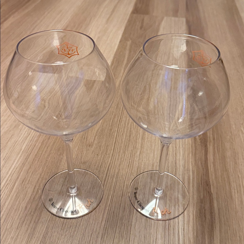 Veuve Clicquot Rich Champagne Wide-Bowled Plastic Goblets - Picture 4 of 6